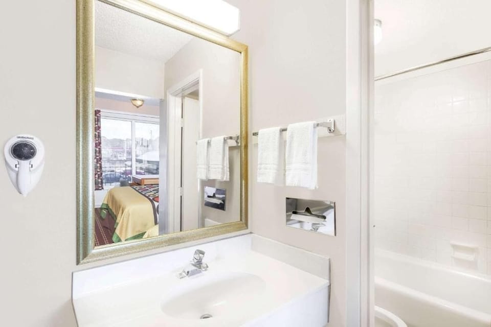 Combined shower/tub, free toiletries, hair dryer, towels