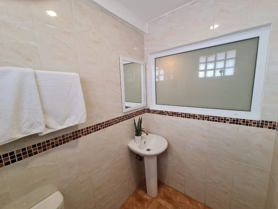 Studio, 1 Double Bed | Bathroom | Shower, towels