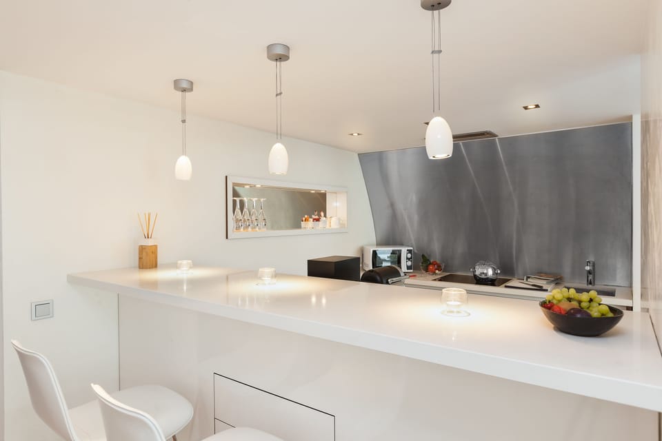 Penthouse Suite | Private kitchen | Microwave, stovetop, electric kettle, cookware/dishes/utensils