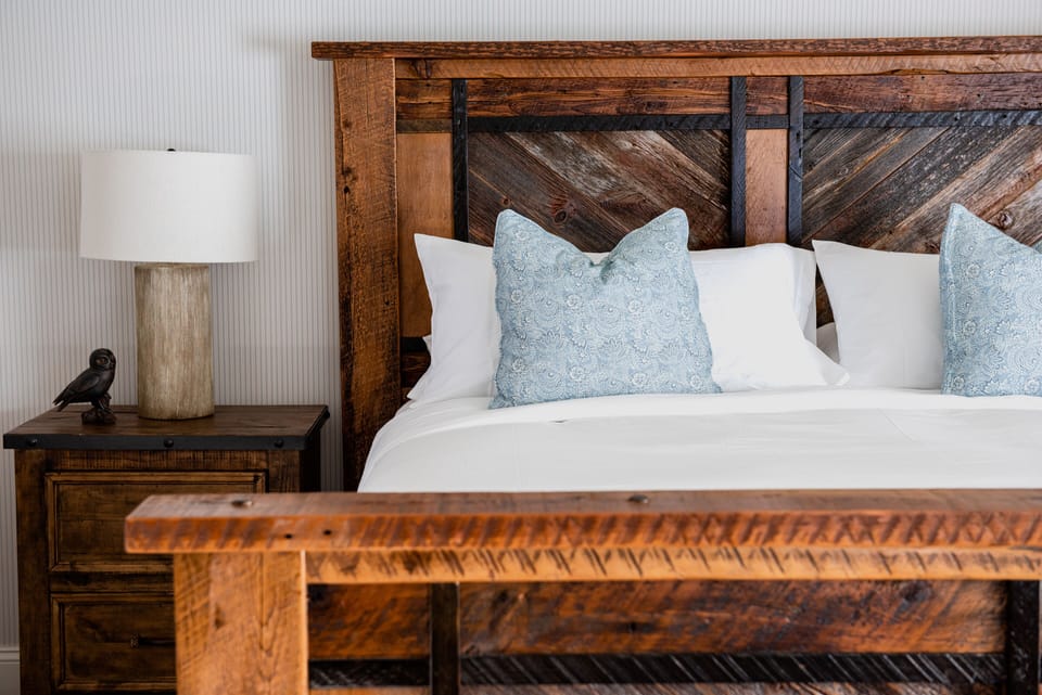 Shandaken King Suite with Fireplace (Only Pet Friendly Room) | Free WiFi, bed sheets