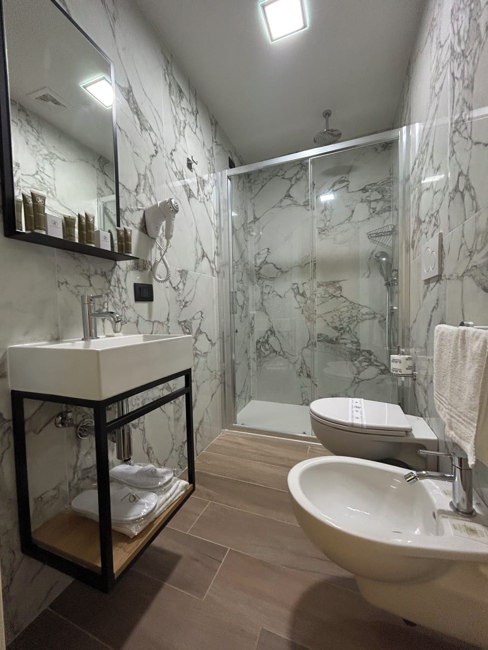 Economy Double Room, 1 Bedroom, Ensuite (French bed) | Bathroom | Shower, rainfall showerhead, free toiletries, hair dryer