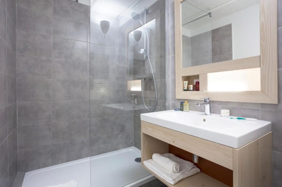 Quadruple Room | Bathroom | Free toiletries, hair dryer, towels
