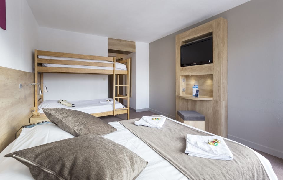 Chambre Familiale avec Balcon | Free cribs/infant beds, free WiFi, bed sheets