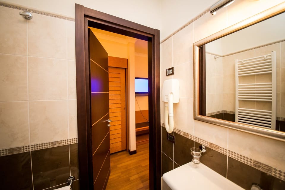 Triple Room | Bathroom | Shower, free toiletries, hair dryer, bidet