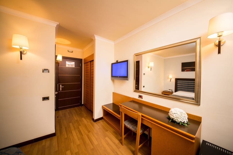 Single Room | In-room business center