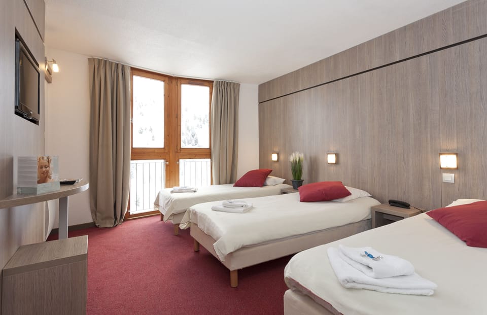 Triple Room | In-room safe, desk, free WiFi, bed sheets