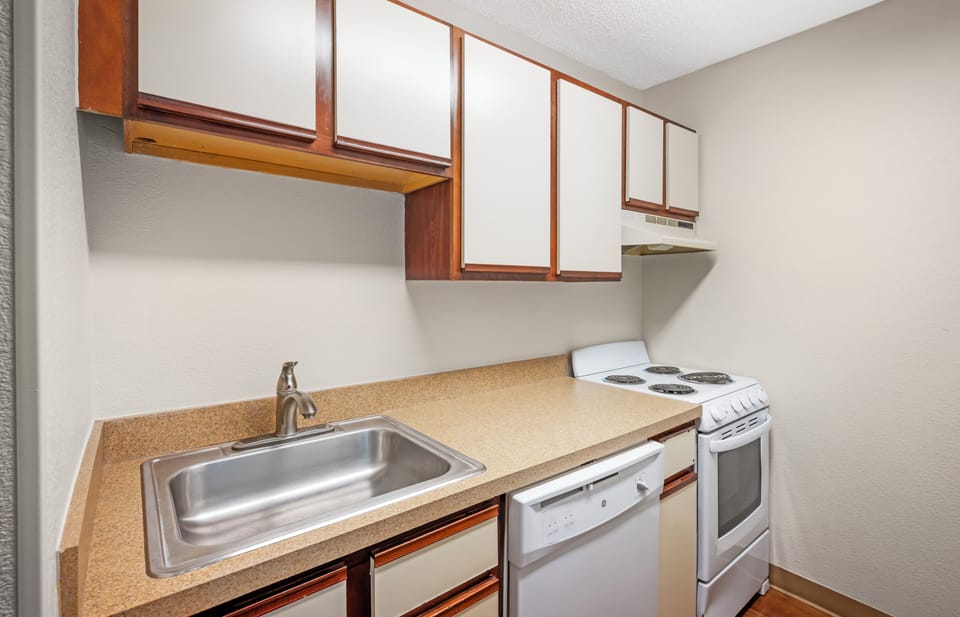 Deluxe Studio, 1 Queen Bed with Sofa bed, Non Smoking | Private kitchen | Fridge, microwave, oven, stovetop