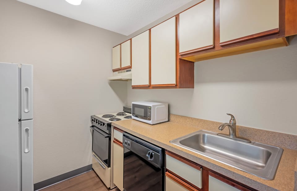 Standard Studio, 2 Queen Beds, Non Smoking | Private kitchen | Fridge, microwave, oven, stovetop