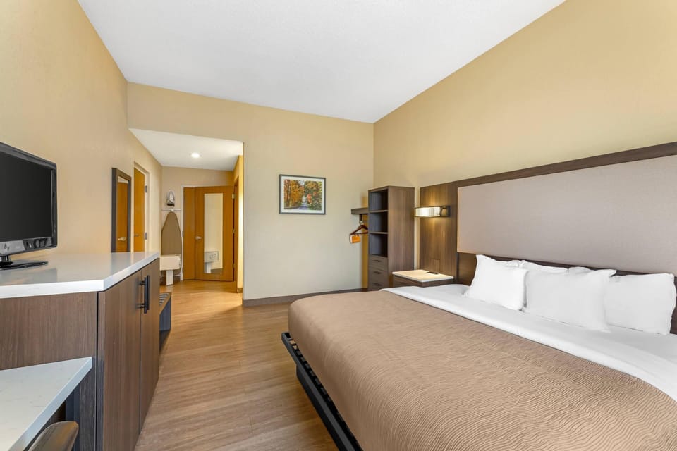 Room, 1 King Bed, Accessible, Non Smoking | In-room safe, blackout drapes, iron/ironing board, WiFi (free)