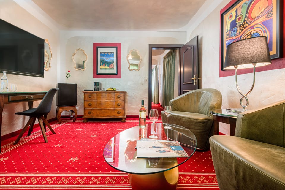 Junior Studio | Living area | 32-inch flat-screen TV with satellite channels, TV, first-run movies