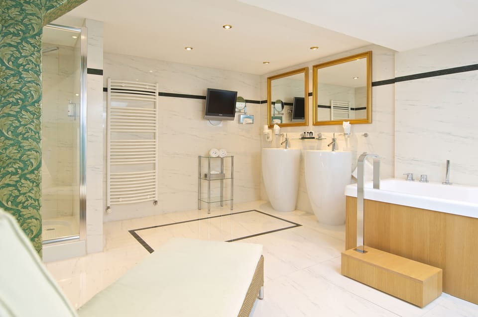 Rainfall showerhead, free toiletries, hair dryer, bathrobes