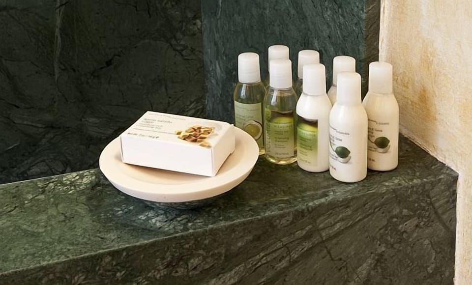 Suite (Pasha) | Bathroom amenities | Combined shower/tub, free toiletries, hair dryer, bathrobes