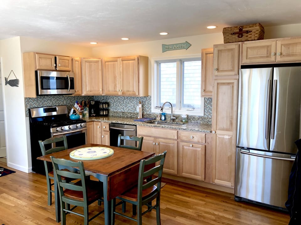Kitchen and eating area. Seats from 4 - 5 comfortably.