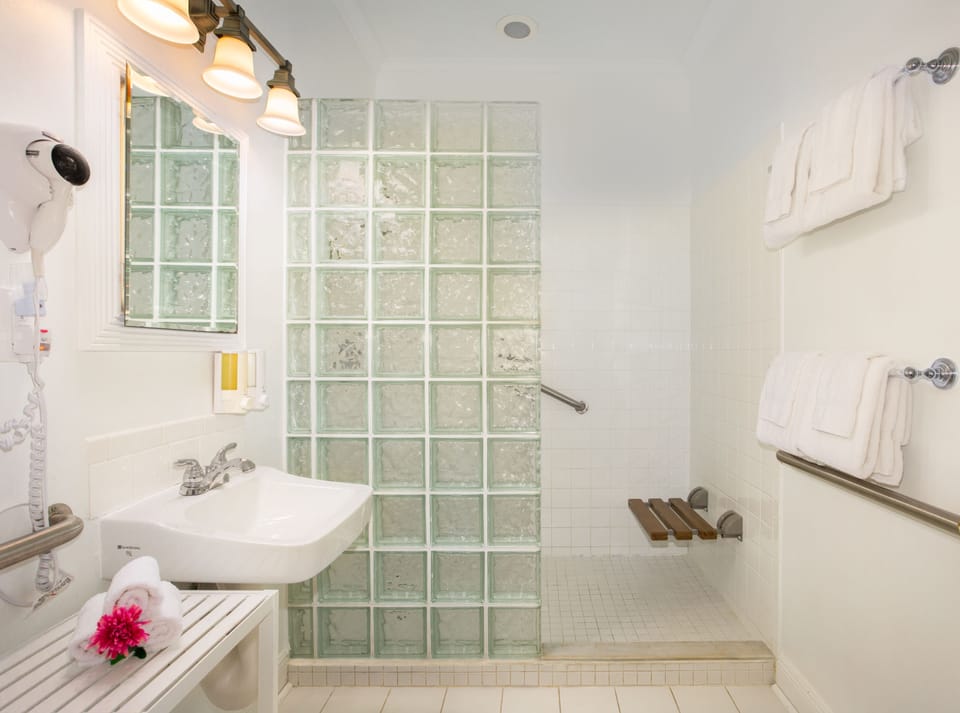 Southernmost King Suite (Accessible) | Bathroom | Free toiletries, hair dryer, towels