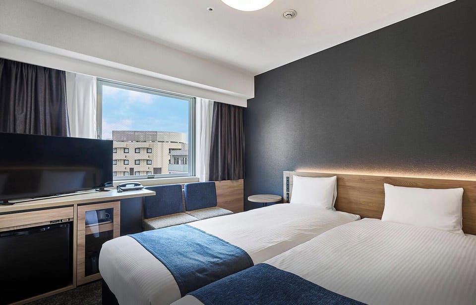 Hollywood Twin Room, Smoking | Premium bedding, down comforters, in-room safe, blackout drapes