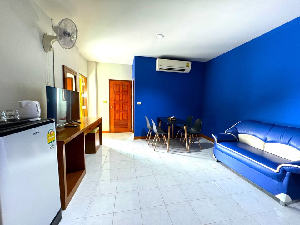 Deluxe Suite | Living area | 32-inch TV with digital channels, Netflix, books
