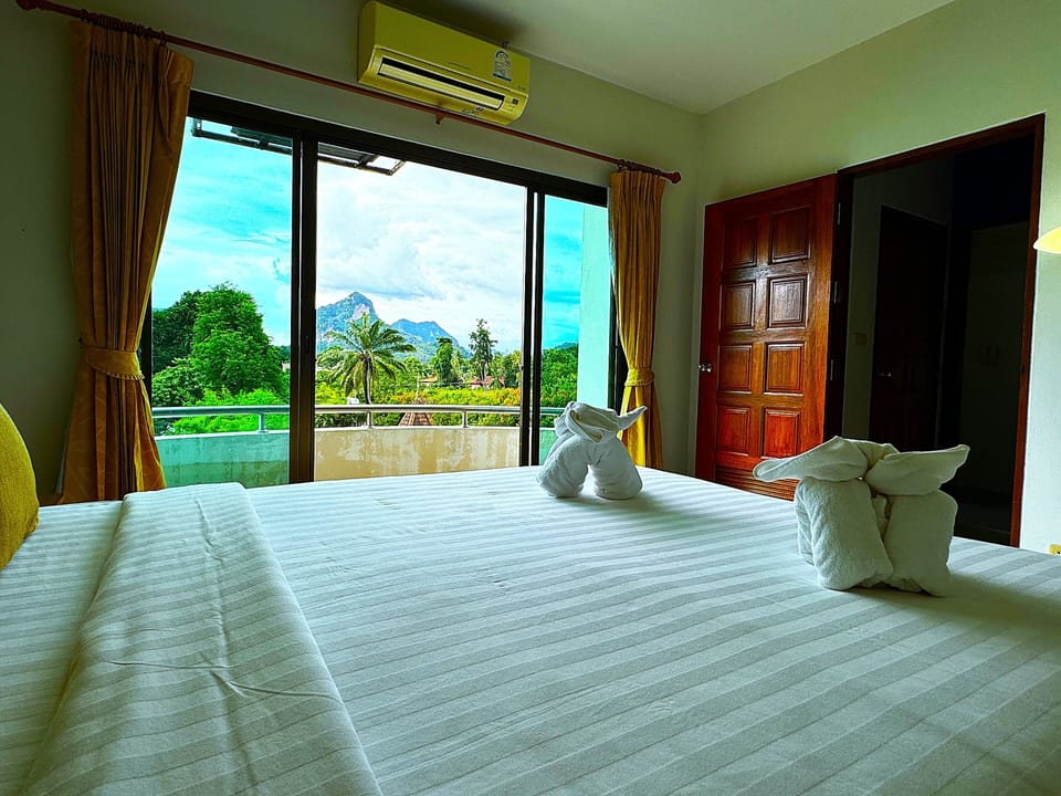Deluxe Suite | In-room safe, individually furnished, desk, laptop workspace