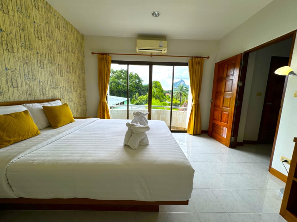 Deluxe Suite | In-room safe, individually furnished, desk, laptop workspace