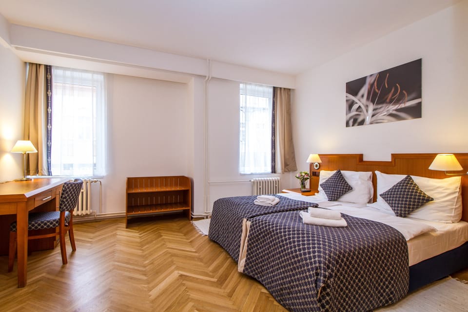 Business Suite, 1 Bedroom | In-room safe, desk, blackout drapes, free WiFi