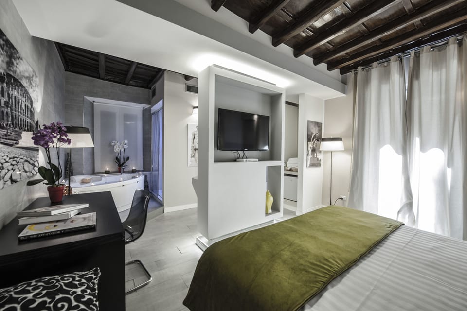 King Room with Spa Bath | Premium bedding, pillowtop beds, minibar, in-room safe