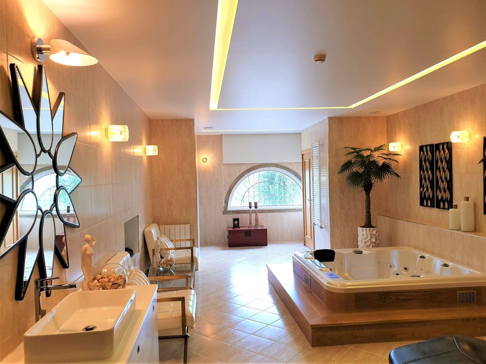 Couples treatment rooms, sauna, hot tub, steam room, aromatherapy