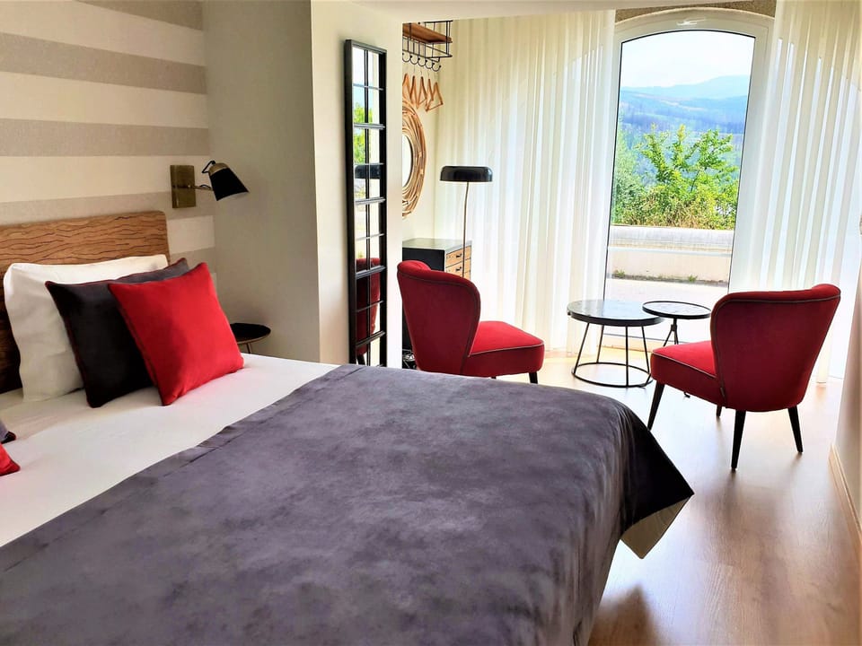 Standard Double Room, Multiple Beds, Mountain View | Egyptian cotton sheets, premium bedding, Select Comfort beds