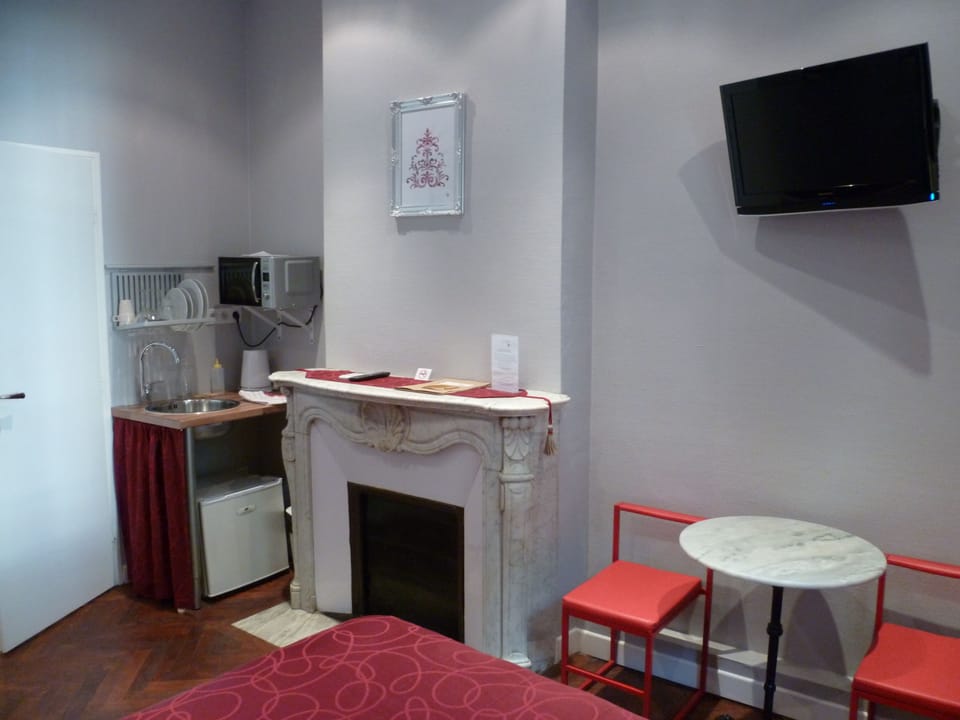 Standard Double Room | Living area | 32-inch plasma TV with satellite channels, TV, books
