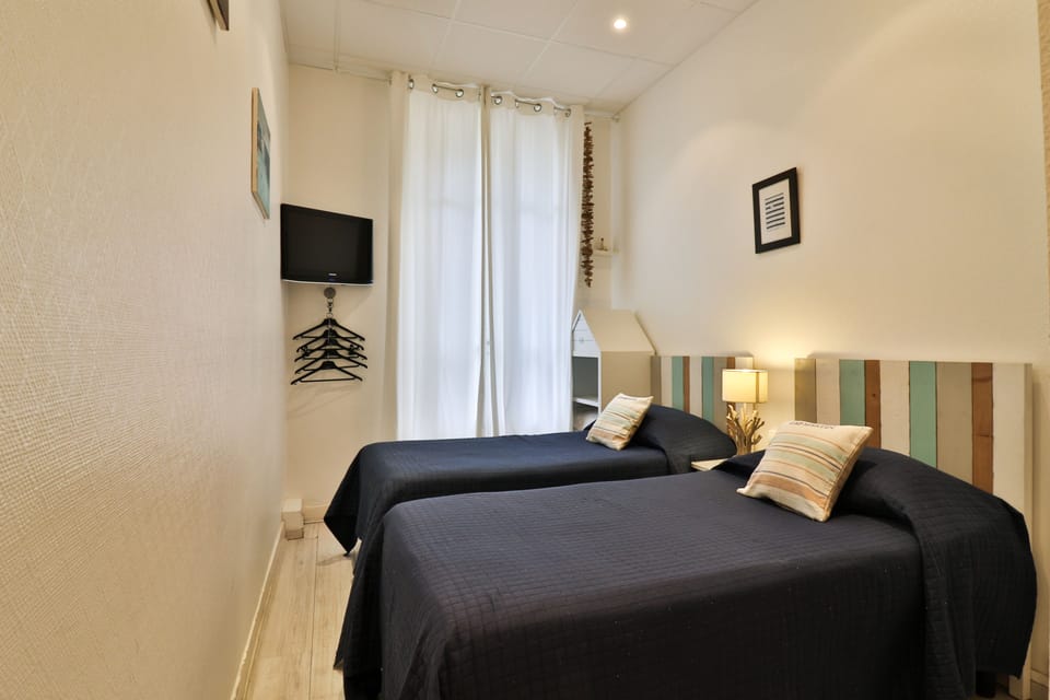 Small cabin with 2 Single Beds | Premium bedding, in-room safe, individually decorated