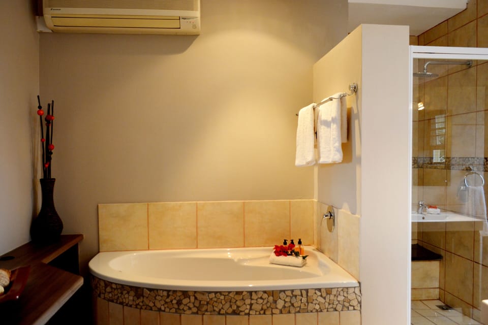 Standard Room | Bathroom | Shower, free toiletries, hair dryer, towels