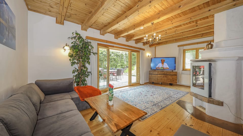 Traditional Villa, Mountain View (140 m2) | Living area | 75-cm flat-screen TV with satellite channels, TV, table tennis