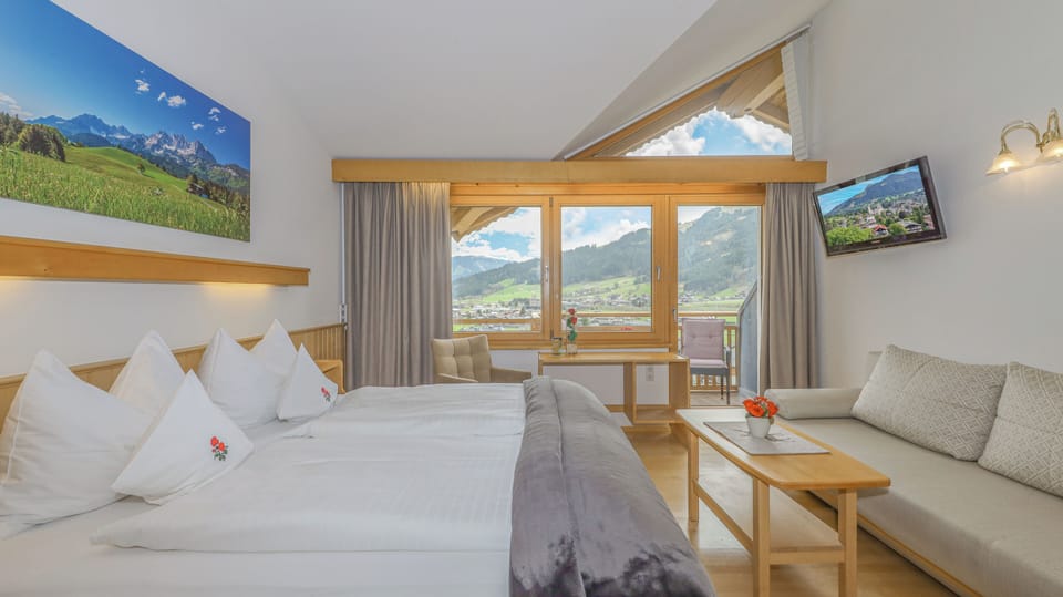 Superior Double Room, Balcony | Hypo-allergenic bedding, in-room safe, individually decorated