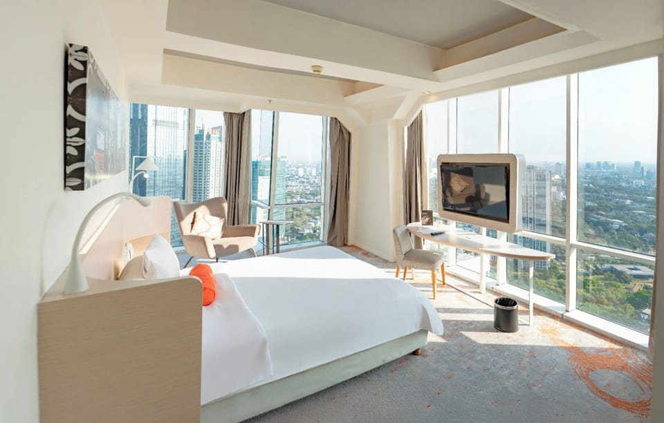 Bright Premier | Minibar, in-room safe, desk, blackout drapes
