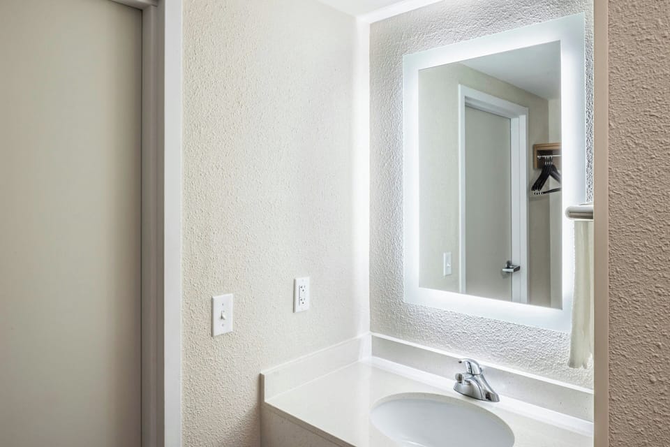 Combined shower/tub, free toiletries, hair dryer, towels