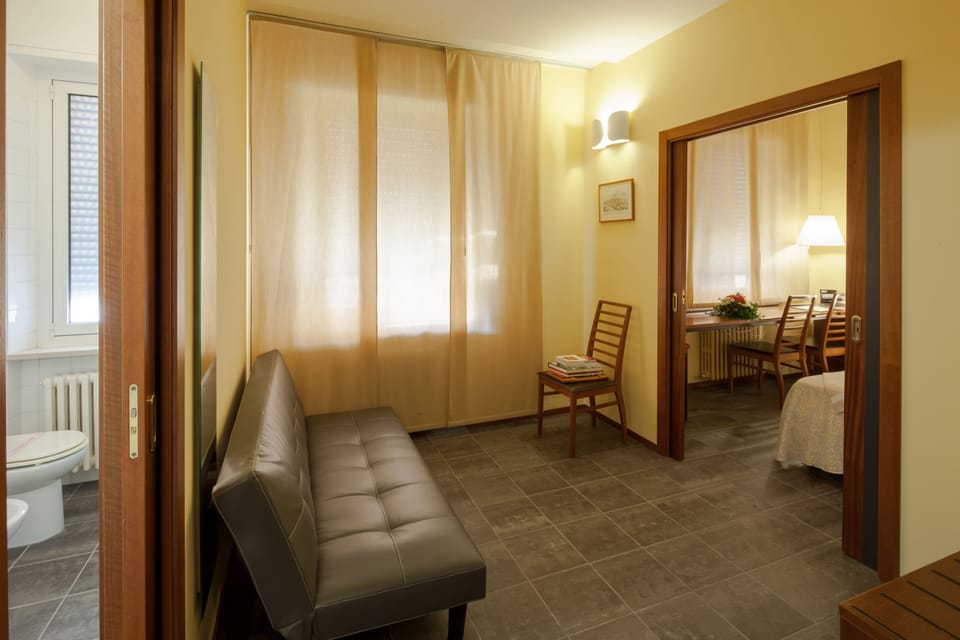Premium bedding, down comforters, minibar, in-room safe