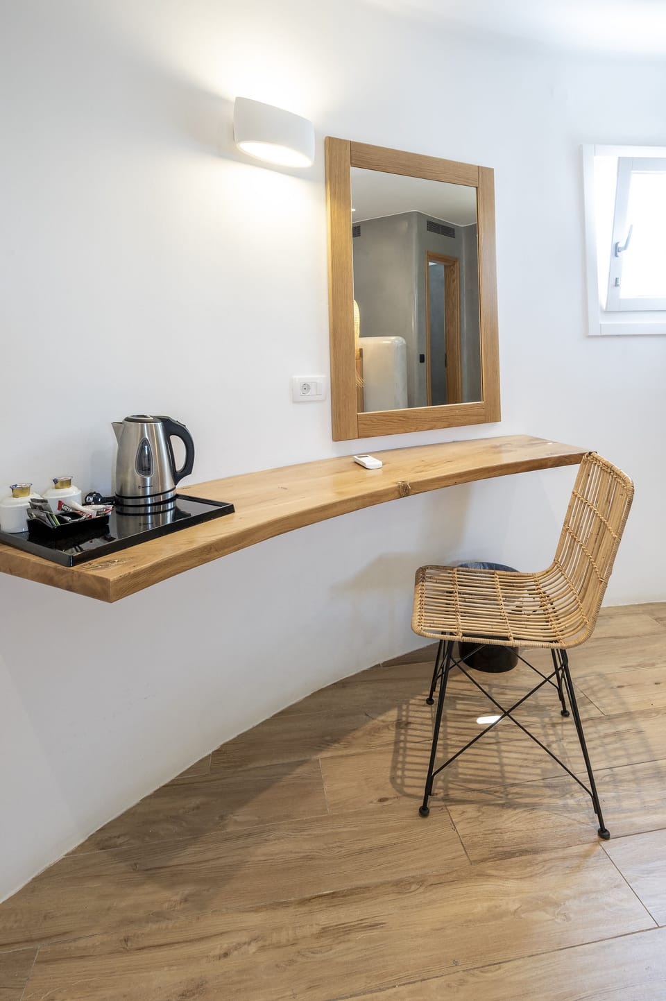 Honeymoon Windmill Suite with sharing pool | Desk, soundproofing, free WiFi, bed sheets
