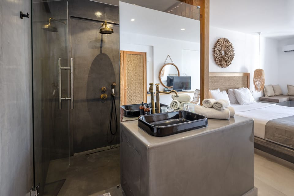 Junior Suite with sharing pool | Desk, soundproofing, free WiFi, bed sheets