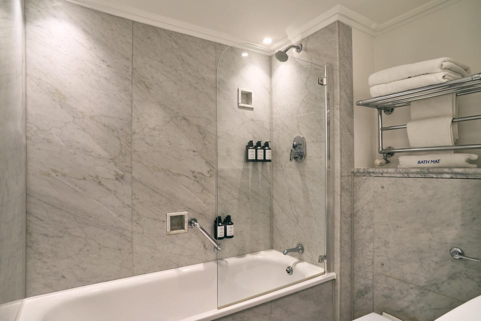 Deluxe Room (King) | Bathroom | Shower, designer toiletries, hair dryer, towels