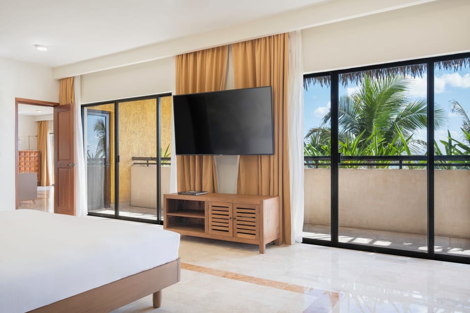 Premium bedding, down comforters, free minibar, in-room safe