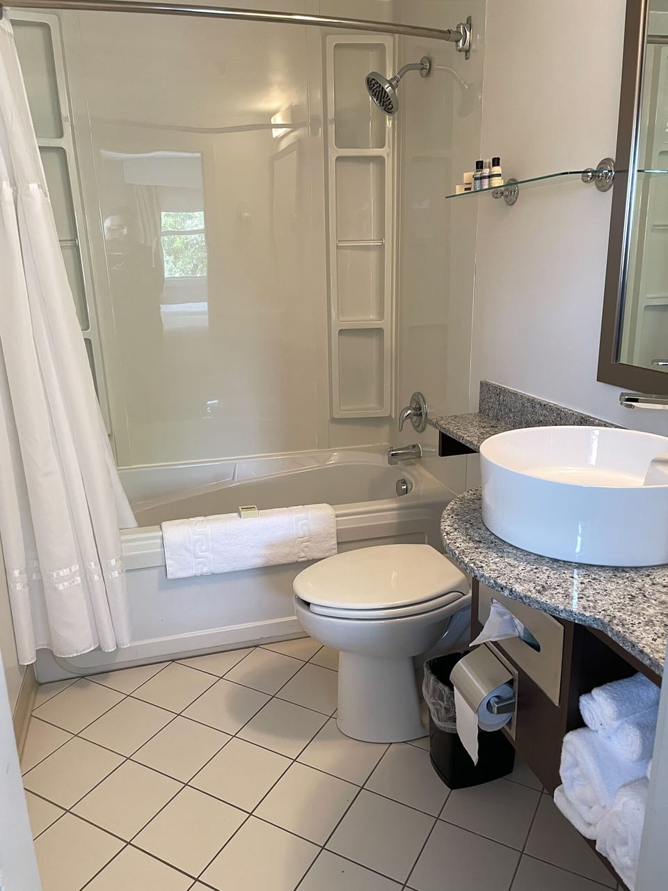 Standard Room, 1 King Bed | Bathroom | Combined shower/tub, free toiletries, hair dryer, towels