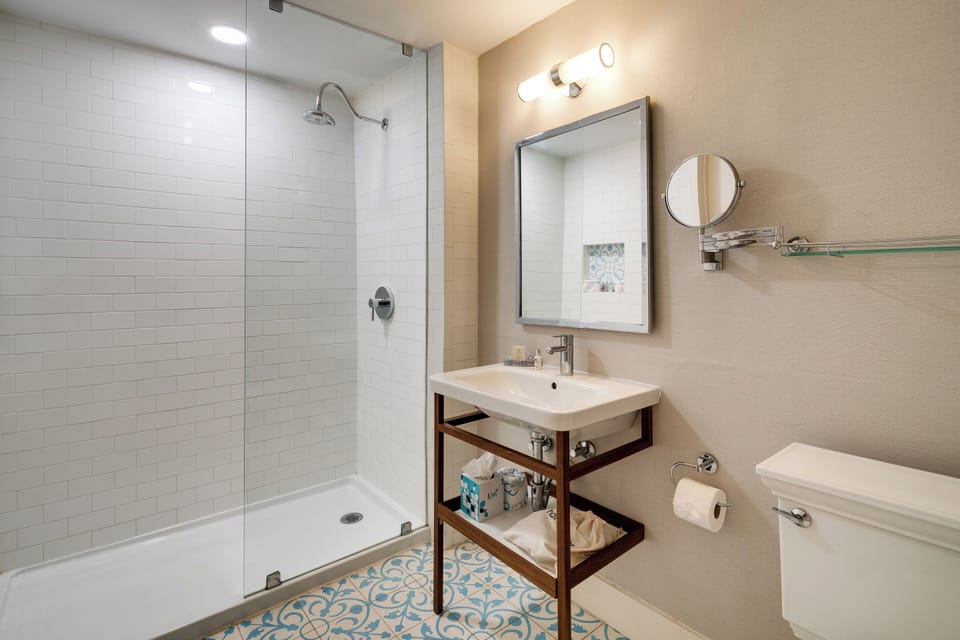 Junior Suite, 1 King Bed, Balcony | Bathroom | Shower, rainfall showerhead, designer toiletries, hair dryer