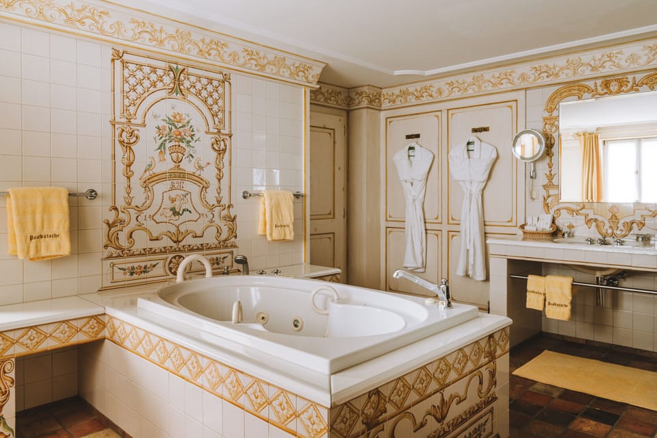 Suite (Fürsten) | Bathroom | Free toiletries, hair dryer, bathrobes, slippers