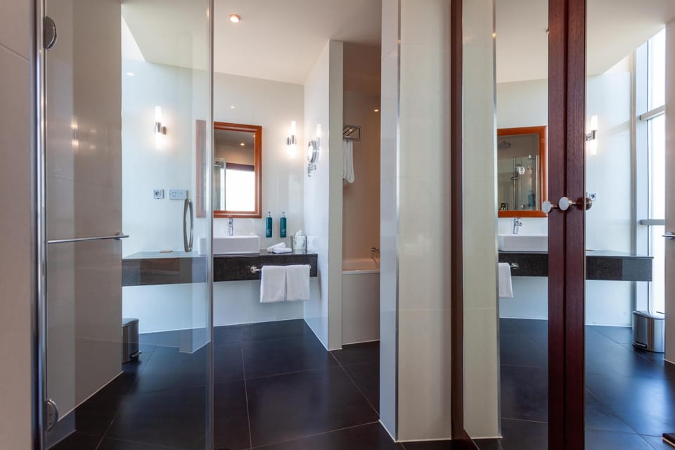 Combined shower/tub, deep soaking tub, rainfall showerhead