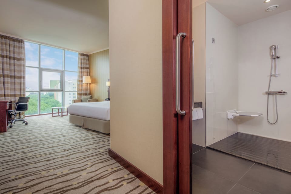Room, 1 King Bed, Accessible | Hypo-allergenic bedding, Select Comfort beds, minibar, in-room safe