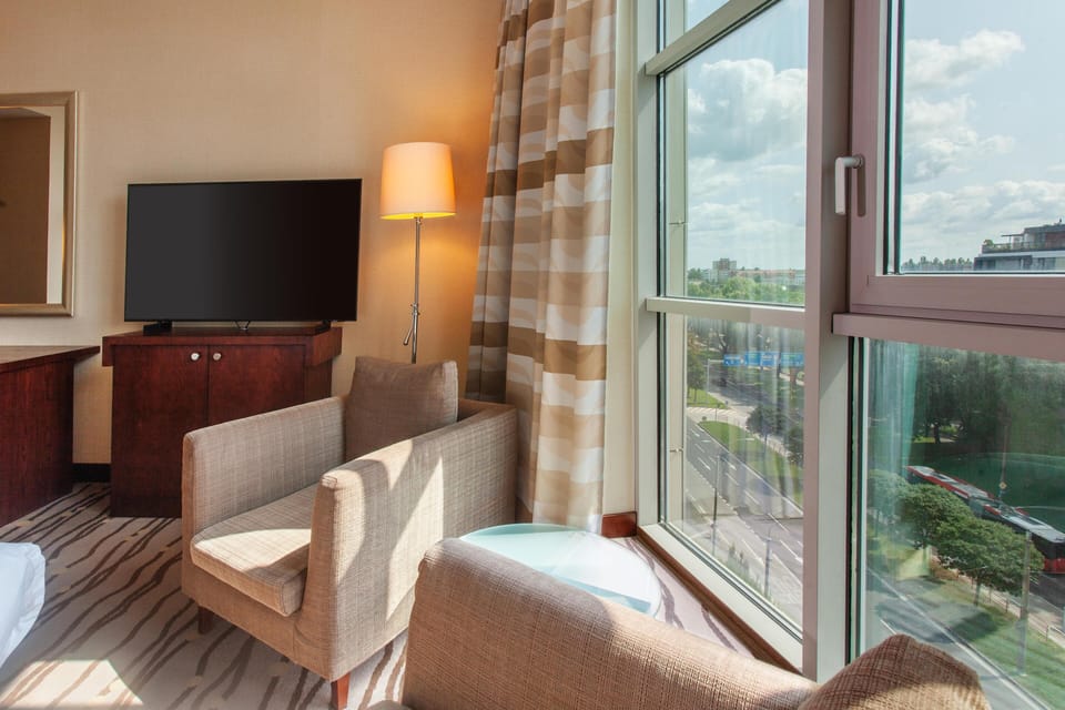 Room, 1 King Bed | Hypo-allergenic bedding, Select Comfort beds, minibar, in-room safe