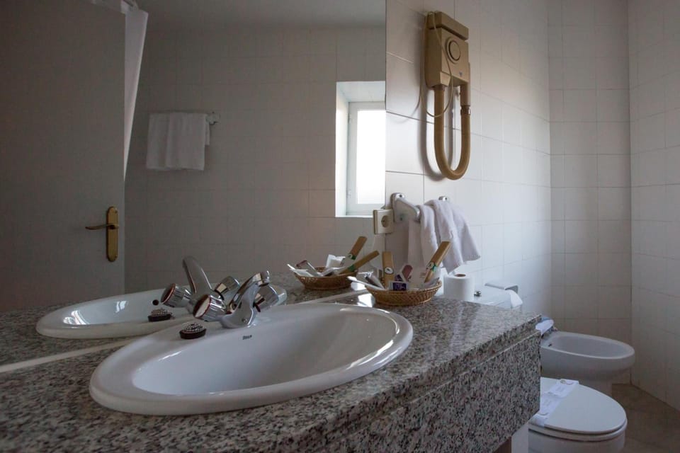 Shower, free toiletries, towels