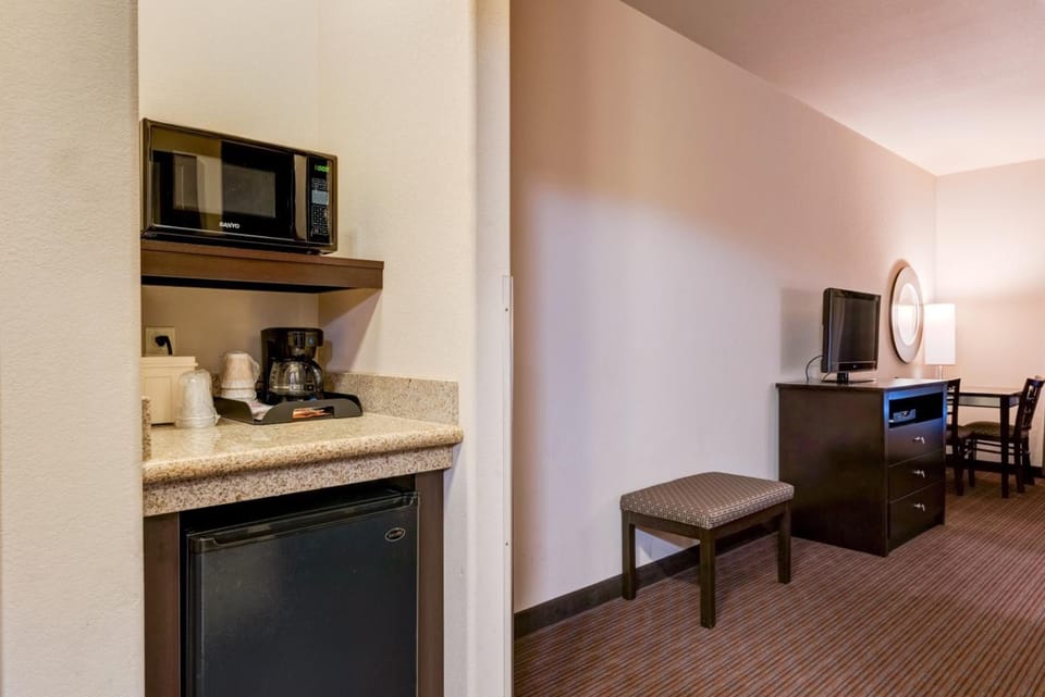 Pillowtop beds, in-room safe, desk, blackout drapes