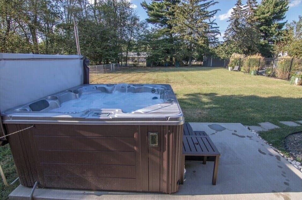 Private hot tub, sparkling clean (open year around)