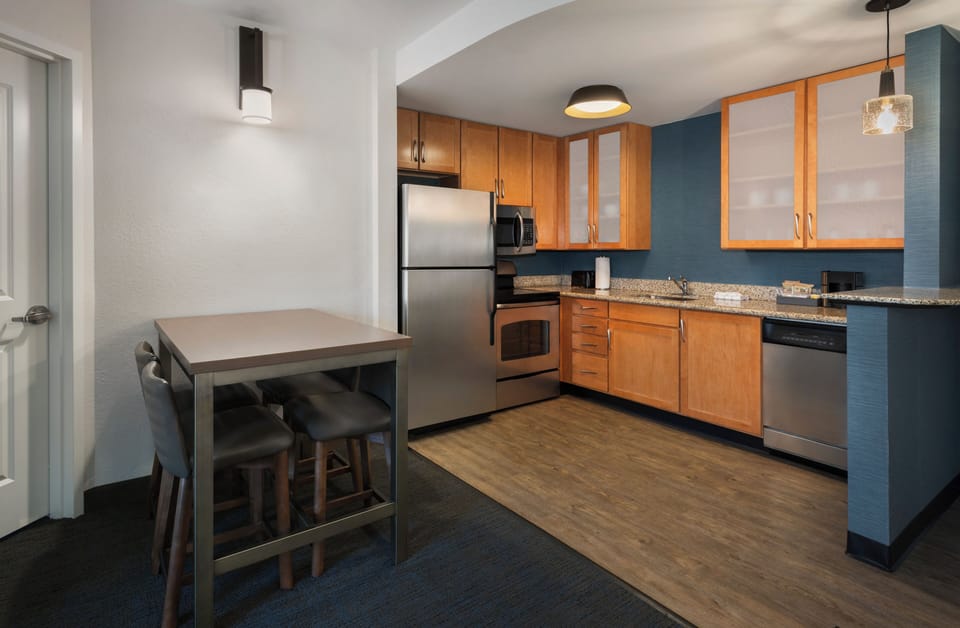 Coffee/tea maker, fridge, microwave, stovetop