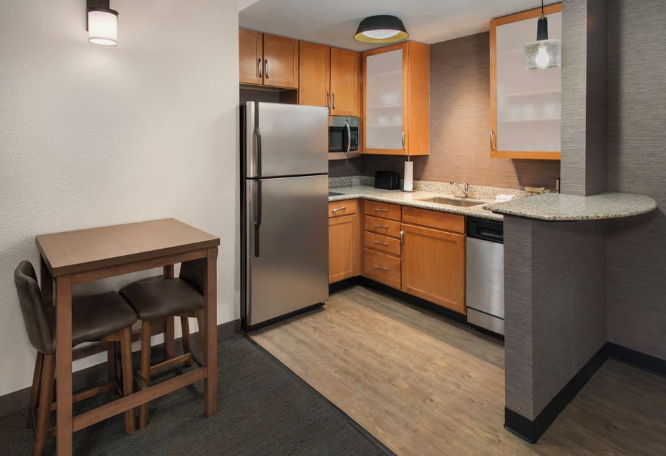 Coffee/tea maker, fridge, microwave, stovetop