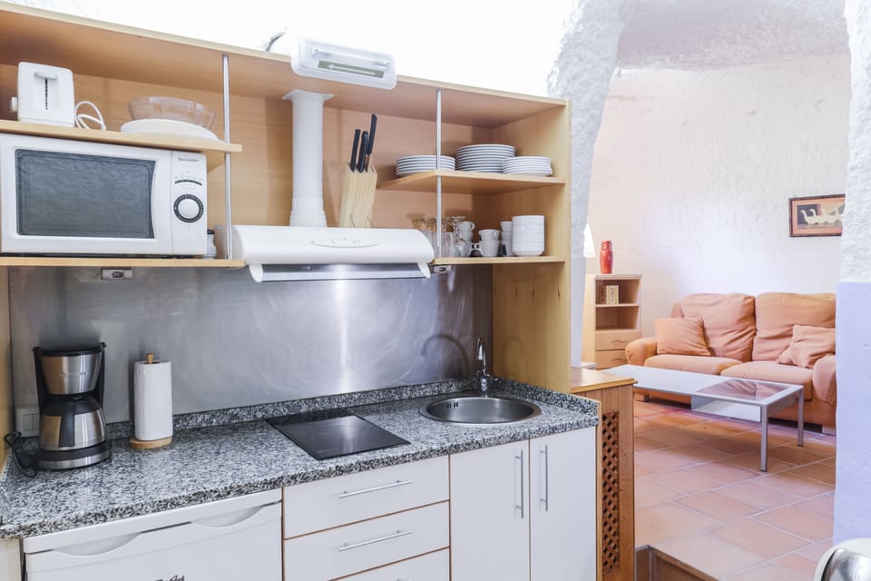 House Cave, from 2 to 4 people | Private kitchen | Fridge, microwave, stovetop, coffee/tea maker